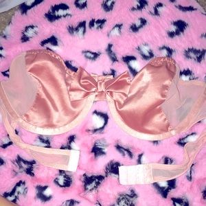 Fashion Nova strapless bow bra size large worn once!!! No thong